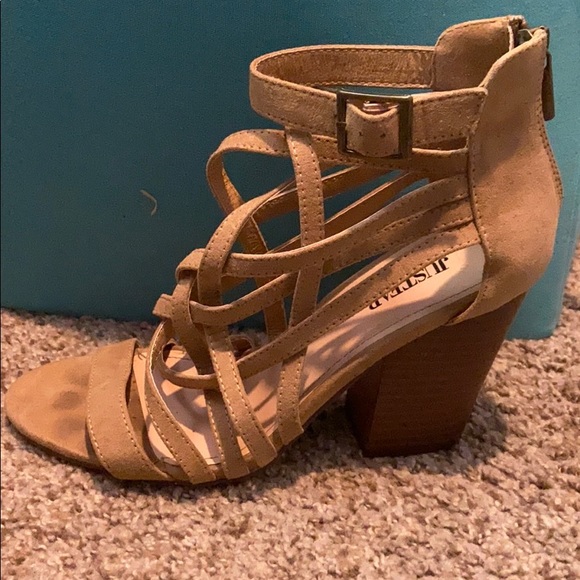 Crisscross strapped tan heels - Picture 2 of 4